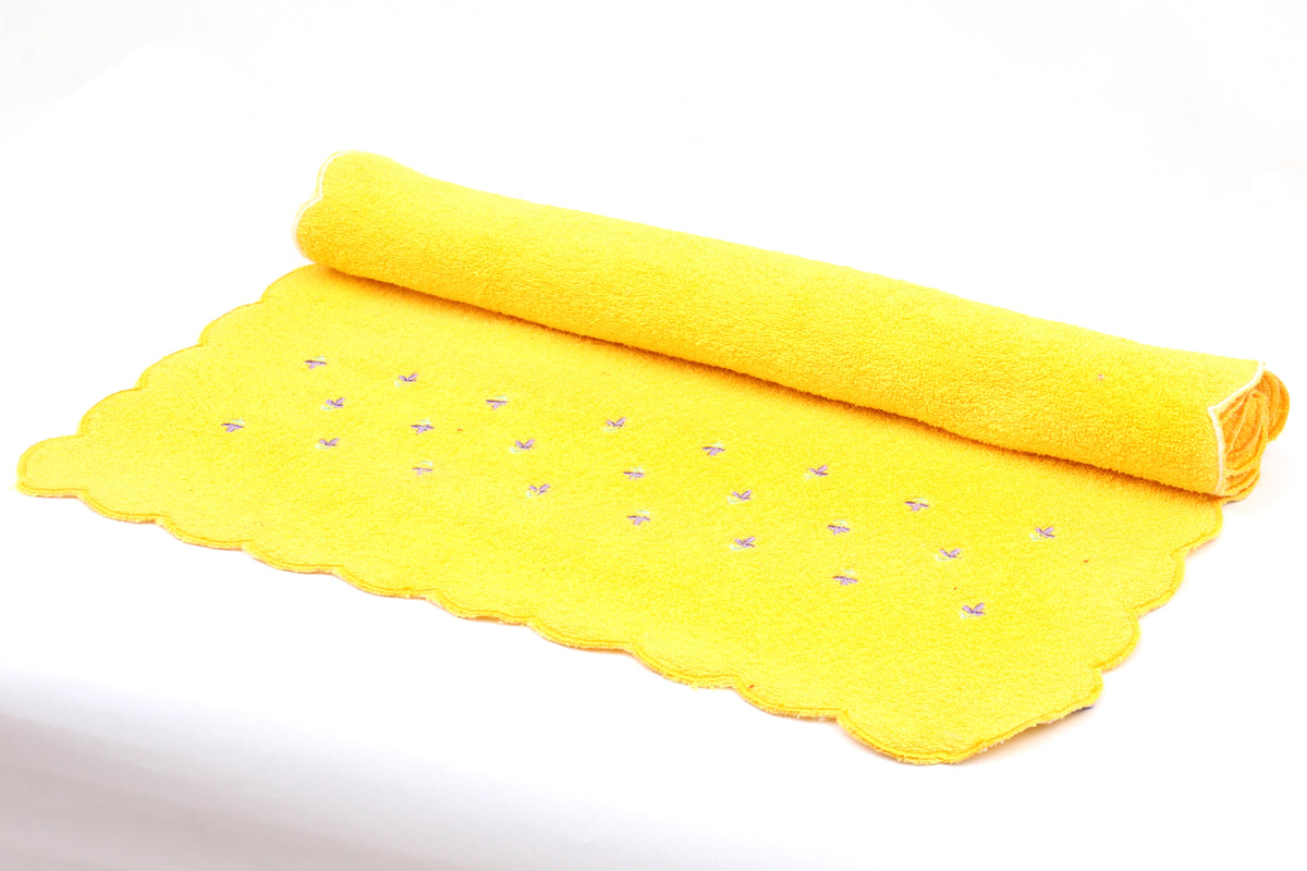 Embroidered Towel with scalloped border 50X100